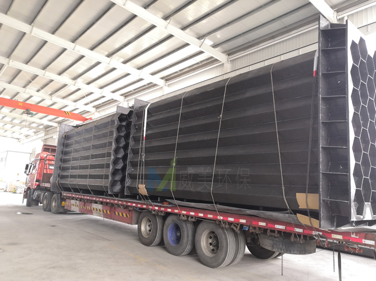 組裝好的濕電除塵器陽極模塊正在發(fā)貨中