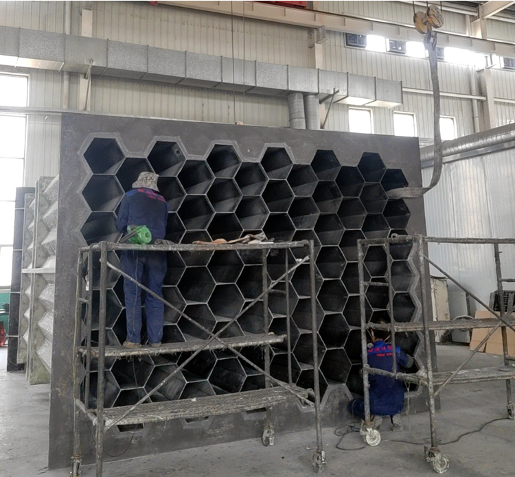 氫氰酸尾氣治理濕電除塵項(xiàng)目陽(yáng)極管加工中